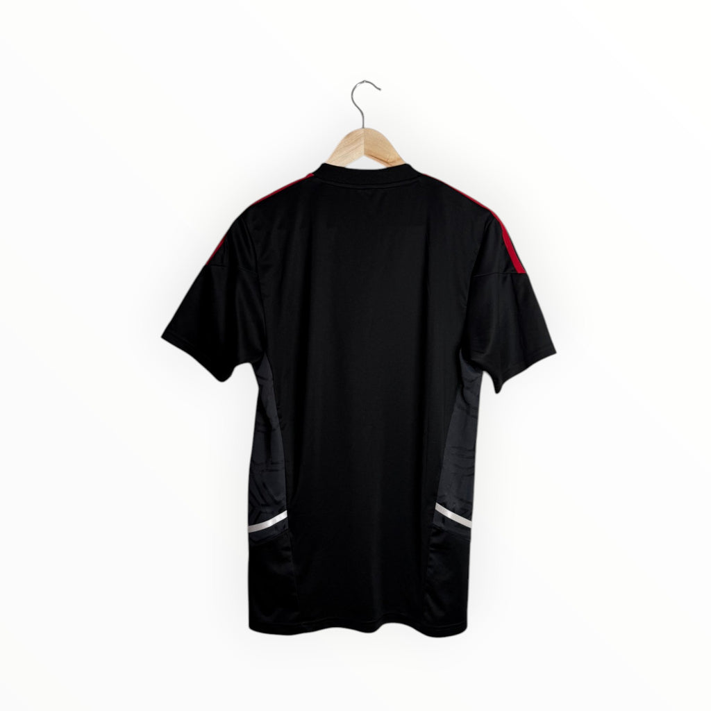 black kit united