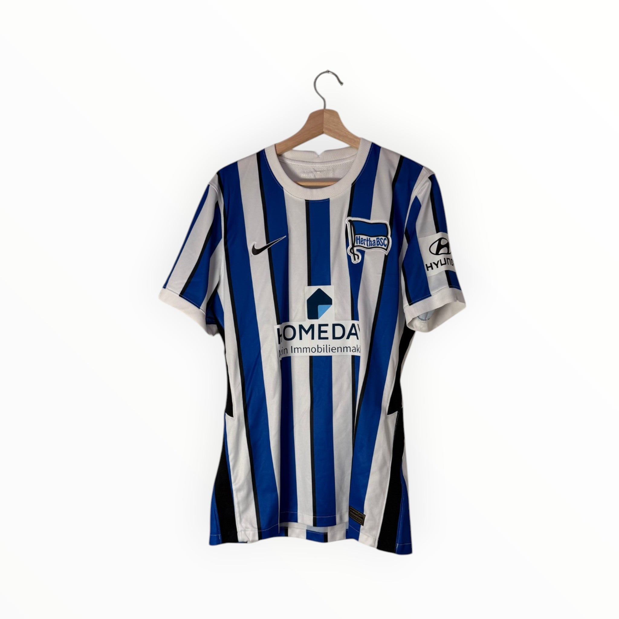 blue and white stripes nike hertha