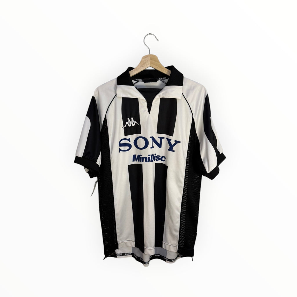 juventus football shirt kappa sony black and white
