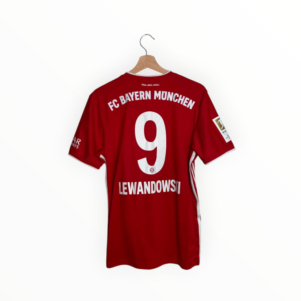 red and white football shirt lewandowski bayern