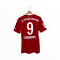 red and white football shirt lewandowski bayern