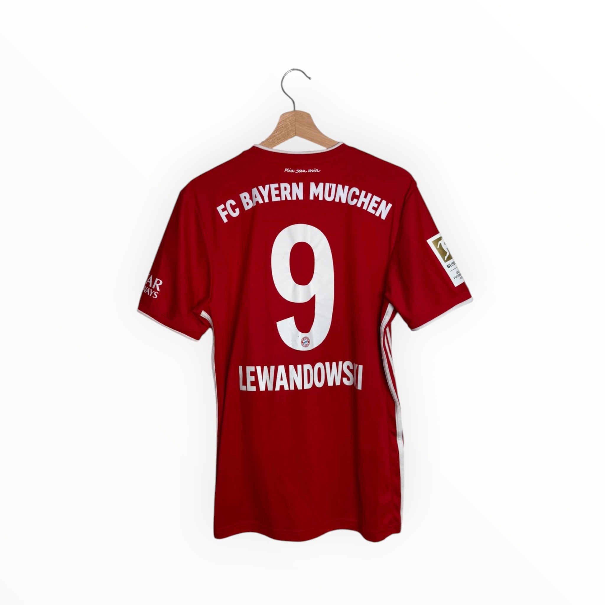 red and white football shirt lewandowski bayern