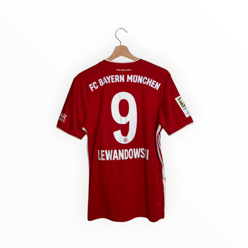 red and white football shirt lewandowski bayern